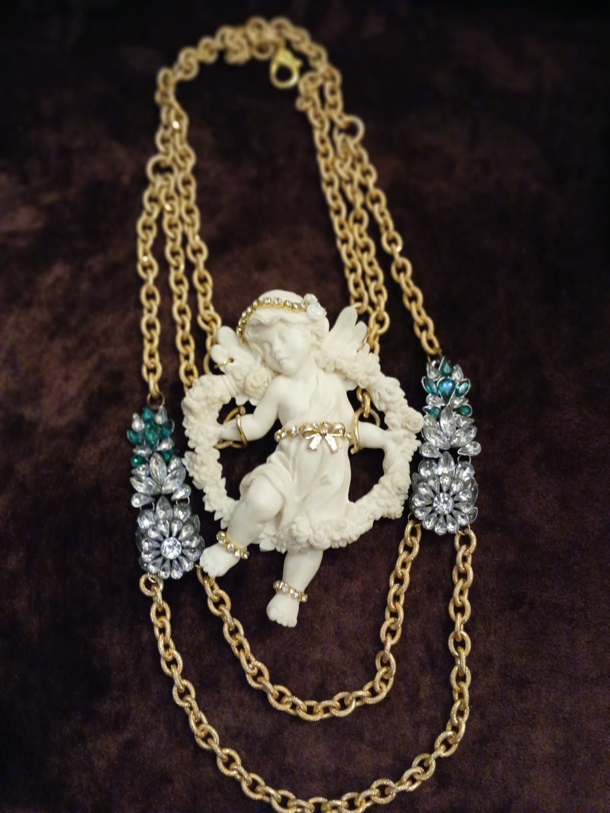 Collana con angelo e grandi strass